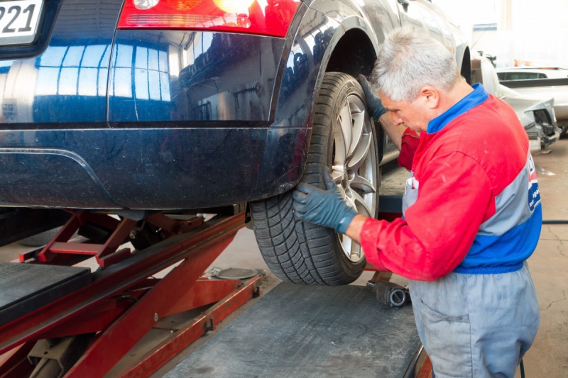 ecommerce-CALLAS-min_auto_repair_repair_lift_auto_mechanic_work_clothes_master_professional_man_of_the_fold-685629